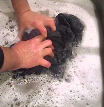 lavage d'une écharpe en cachemire à la main